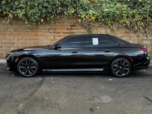 2024 BMW 750e i xDrive