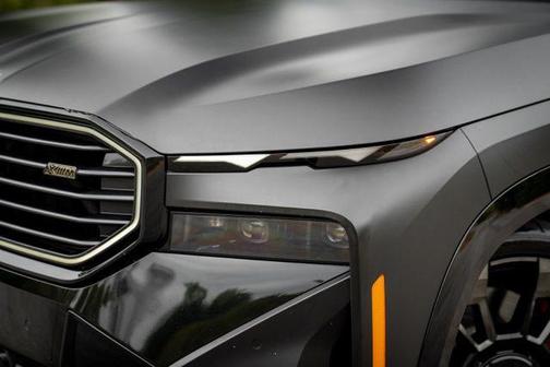 Mineral White Metallic 2023 BMW XM Base