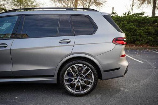 2023 BMW X7 M60i