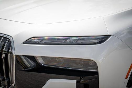 Mineral White Metallic 2023 BMW i7 xDrive60