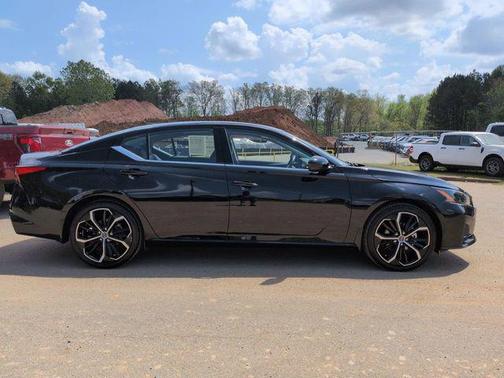 Super Black 2025 Nissan Altima SR FWD