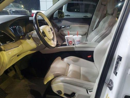 2022 Volvo XC90 T6 Inscription