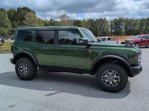 ERUPTION GREEN METALLIC 2025 Ford Bronco Badlands