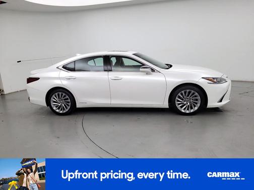 White 2022 Lexus ES 300h Luxury