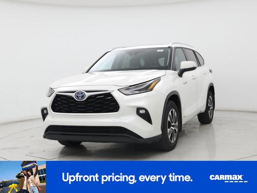 White 2021 Toyota Highlander Hybrid XLE