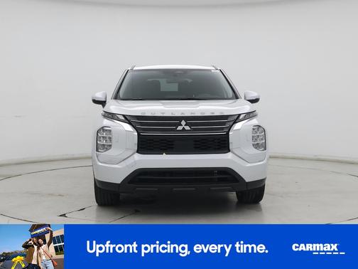 White 2022 Mitsubishi Outlander ES