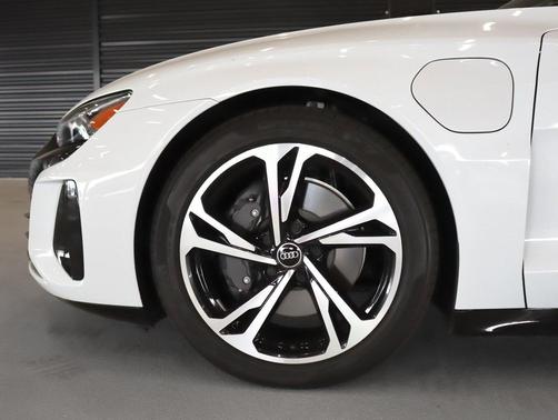 Suzuka Gray Metallic 2023 Audi e-tron GT Premium Plus quattro