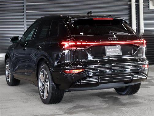Mythos Black Metallic 2027 Audi Q6 e-tron Premium Plus