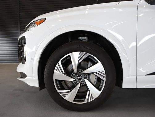 Glacier White Metallic 2025 Audi Q6 e-tron Premium Plus quattro
