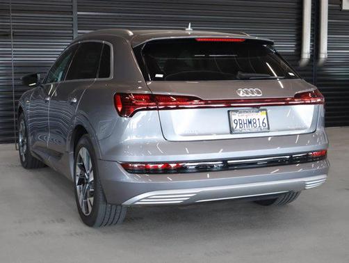 2022 Audi e-tron Premium Plus