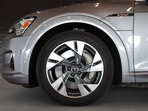2022 Audi e-tron Premium Plus