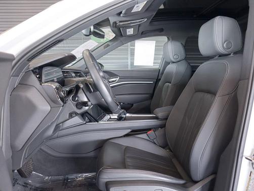 Glacier White Metallic 2024 Audi Q8 e-tron Premium Plus