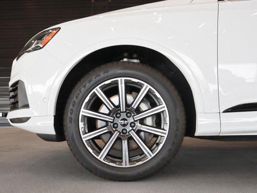 2022 Audi Q7 45 Premium Plus