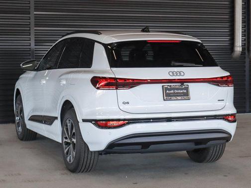 2025 Audi Q6 e-tron Premium quattro
