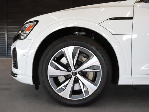 2024 Audi Q8 e-tron Premium Plus