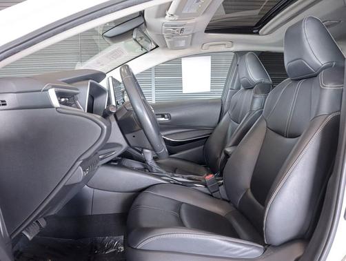 Blizzard Pearl 2020 Toyota Corolla XLE