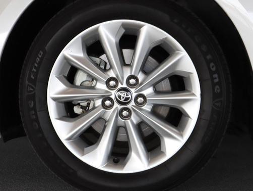Blizzard Pearl 2020 Toyota Corolla XLE