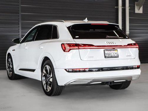 2022 Audi e-tron Premium Plus