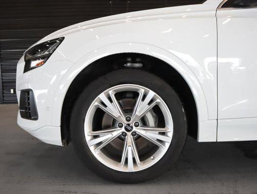 Glacier White Metallic 2023 Audi Q8 55 Premium