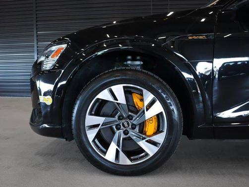 Mythos Black Metallic 2022 Audi e-tron Sportback S line Premium