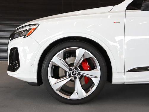 Glacier White Metallic 2026 Audi Q7 55 Prestige
