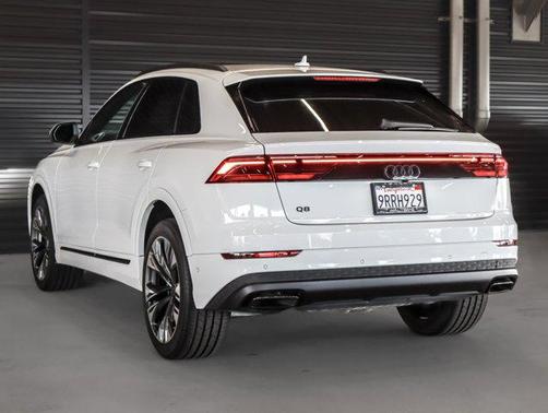 Glacier White Metallic 2025 Audi Q8 55 Premium