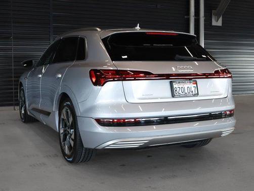 2022 Audi e-tron Premium Plus