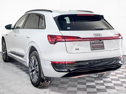 Glacier White Metallic 2024 Audi Q8 e-tron Prestige