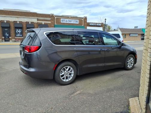Granite Crystal Metallic Clearcoat 2023 Chrysler Voyager LX