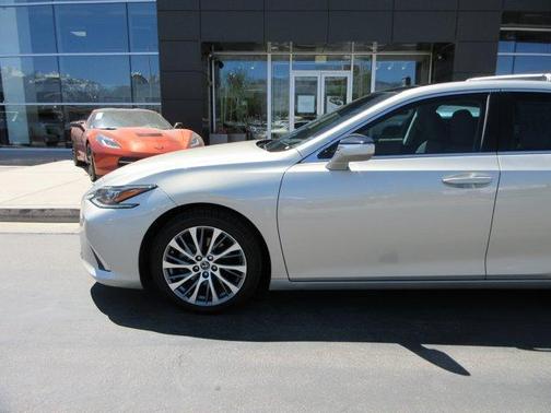 Moon 2019 Lexus ES 350 Luxury