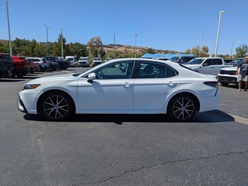 Ice 2023 Toyota Camry SE