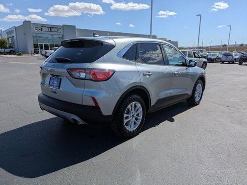 Iconic Silver Metallic 2022 Ford Escape SE