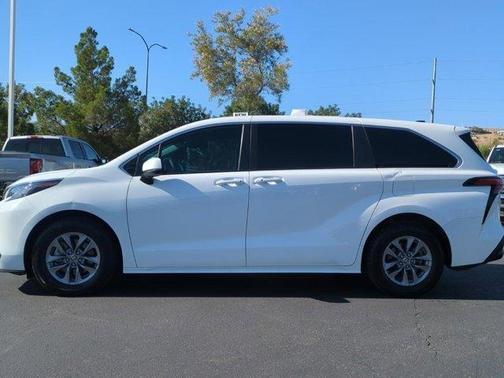 2022 Toyota Sienna LE