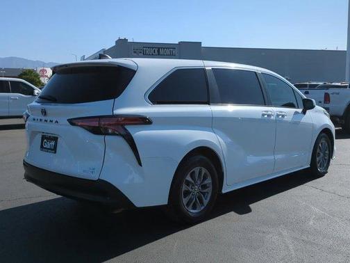 2022 Toyota Sienna LE