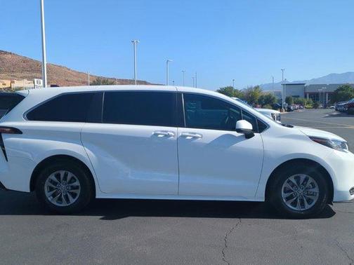 2022 Toyota Sienna LE