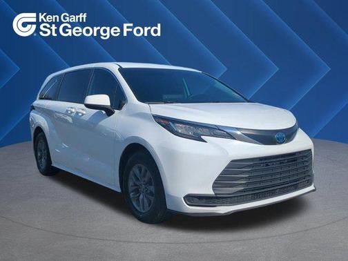 2022 Toyota Sienna LE