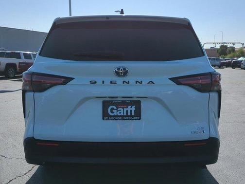 2022 Toyota Sienna LE