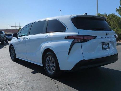 2022 Toyota Sienna LE