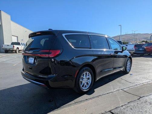 2024 Chrysler Pacifica Touring-L