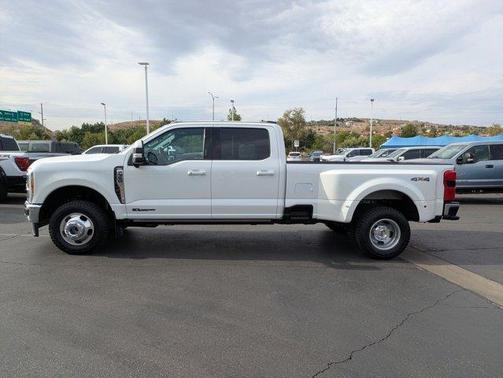 White Metallic 2023 Ford F-350 Lariat Super Duty