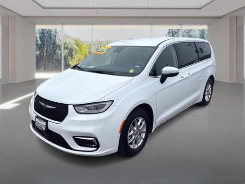 2023 Chrysler Pacifica Touring-L