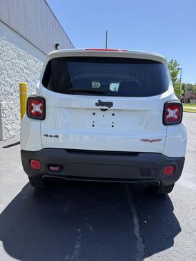 Alpine White 2017 Jeep Renegade Trailhawk