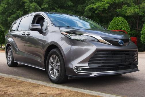 2021 Toyota Sienna XLE 7 PASSENGER