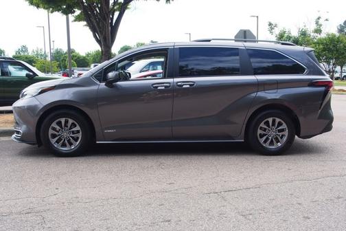 2021 Toyota Sienna XLE 7 PASSENGER