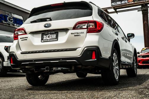 Crystal White Pearl 2018 Subaru Outback 3.6R Touring