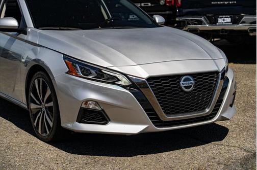 2021 Nissan Altima SR FWD