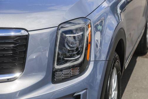 Everlasting Silver 2022 Kia Telluride LX