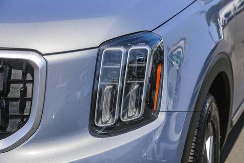 Everlasting Silver 2024 Kia Telluride LX