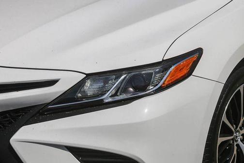 Wind Chill Pearl 2018 Toyota Camry SE