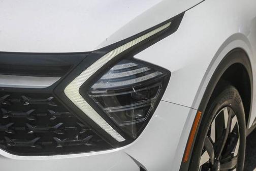 White Pearl 2024 Kia Sportage X-Line